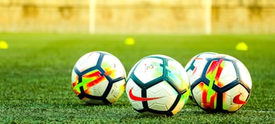 篮球比赛中球员完成压哨绝杀后庆祝的画面