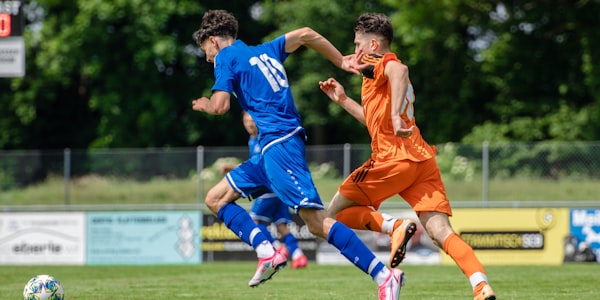 中国女足队员在训练场上进行传球练习