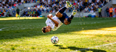 足球比赛中球员倒钩射门的精彩瞬间